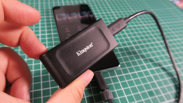 <b>Cum am folosit Kingston XS1000 și cât de util este un astfel de SSD compact și rapid? </b>Dacă ne urmăriți, mai mult ca sigur ați remarcat faptul că am postat recenzia micului SSD Kingston XS1000 în urmă cu ceva timp. Ei bine, el a rămas la mine o perioadă mai lungă și oarecum involuntar am început să îl folosesc ceva mai intens