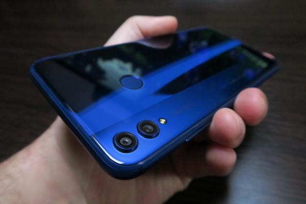 Huawei Honor 8X: Design sexy, aminteşte de un Sony Cybershot