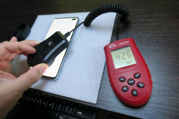 Luminozitate display Samsung Galaxy S10+