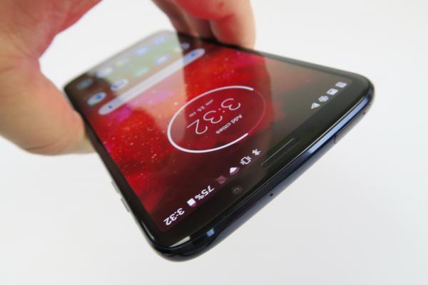Motorola Moto Z3 Play: Design modular, ultra-subţire, lat