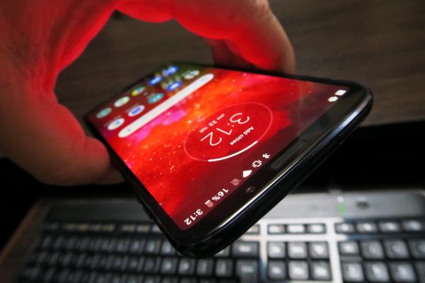 Motorola Moto Z3 Play: Display Super AMOLED excelent luminat şi colorat