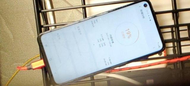 Samsung Galaxy A60 (A8s Lite) apare în fotografii și într-un clip video, are cameră selfie cu decupaj in ecran