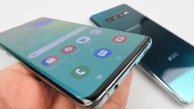 <b>Preț și disponibilitate Samsung Galaxy S10+ în România</b>Deși lansarea lui Samsung Galaxy S10+ are loc abia mâine, noi am reușit să obținem informații oficiale despre prețurile ce vor fi practicate pe plan local de către retaileri. V-am prezentat deja tabelul cu sumele ce vor fi afișate 