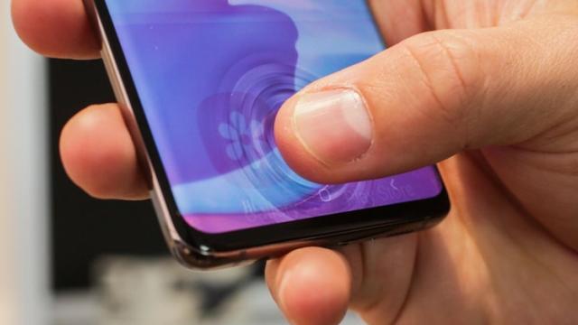 <b>Samsung va rezolva toate problemele cu cititorul de amprente de pe Galaxy S10 într-o viitoare actualizare software</b>Marele trend actual în zona smartphone este să muţi cititorul de amprente din spate şi să îl integrezi în ecran. Am văzut asta pe OnePlus 6T şi pe Huawei Mate 20 Pro anul trecut, plus alte câteva telefoane din China