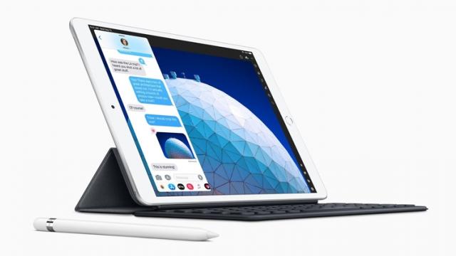 <b>Apple anunţă noul iPad Air de 10.5 inch, cu ecran LED, procesor Apple A12</b>Apple a avut o zi ocupată astăzi, anunţând două tablete noi. E vorba despre iPad Mini 5, dar şi iPad Air (2019). Acesta este un model cu ecran de 10.5 inch, care va costa de la 499 dolari în sus.  iPad Air-urile s-au remarcat prin grosimea