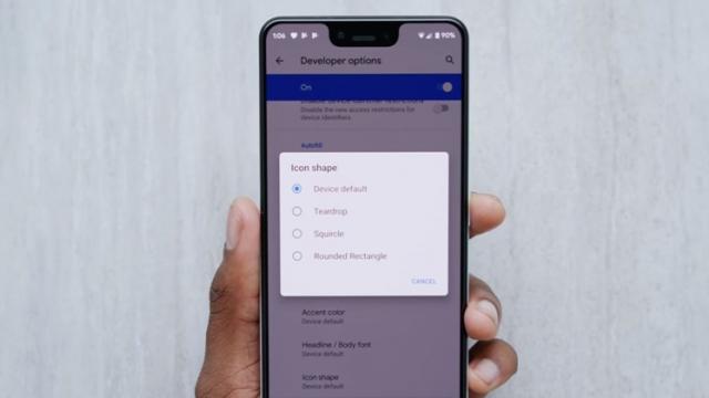 <b>Top 5 funcţii Android Q prezentate de Marques Brownlee: teme customizabile, notificări, Dark Mode mai bun (Video)</b>Android Q Beta 1 a debutat săptămâna trecută, fără să upgradeze chiar masiv Android Pie. Ştiu că umblă la permisiuni, are un Dark Mode evoluat şi noi gesturi de navigare. Ce altceva mai găsim aici ne spune Marques Brownlee