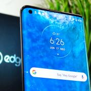 Motorola Edge Review detaliat în limba română (Telefon 5G cu cel mai curbat ecran din 2020)