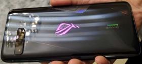 ASUS ROG Phone 3 apare într-o fotografie hands on + câteva dotări scăpate: baterie de 6000 mAh, cameră triplă, CPU Snapdragon 865