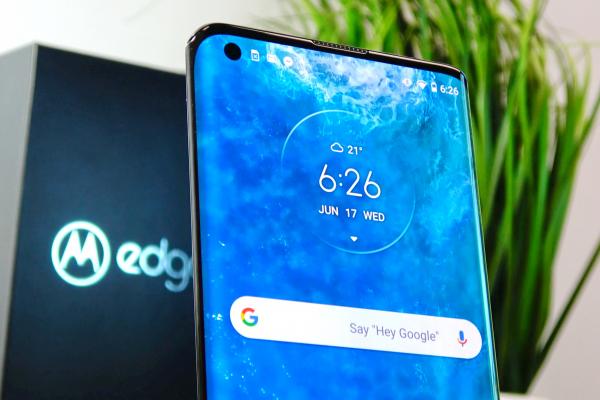 Motorola Edge Review detaliat în limba română (Telefon 5G cu cel mai curbat ecran din 2020)