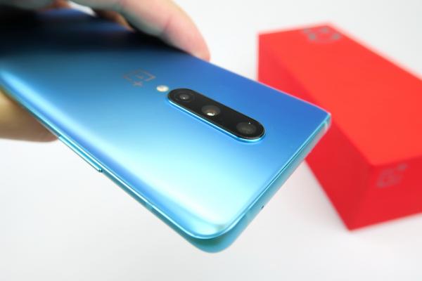 OnePlus 8: Design perfect echilibrat - îmbinările dintre sticlă şi metal sunt line, discrete