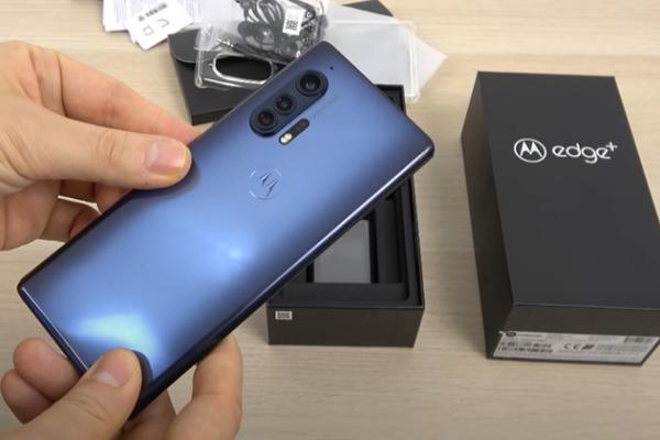 Motorola Edge+ Unboxing: Primul flagship Motorola veritabil după 4 ani filmează 6K, încarcă wireless şi are CPU Snapdragon 865 (Video)