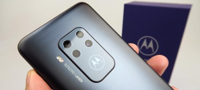REDUCERI REALE ALTEX: azi smartphone cu zoom optic 3x la 1.199 lei și televizor Philips cu Ambilight