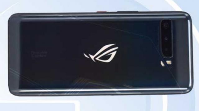 <b>ASUS ROG Phone 3 se afișează în primele imagini via TENAA; Cameră triplă, 16 GB RAM și procesor Snapdragon 865+ la interior</b>La o zi distanță de la certificarea oferită de TENAA lui ASUS ROG Phone III, iată că agenția chineză publică și primele imagini reale ale viitorului smartphone de gaming așteptat să debuteze luna viitoare