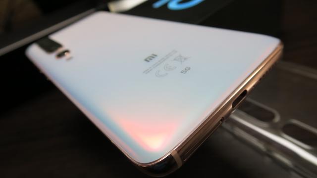 <b>Xiaomi Mi 10 Pro 5G: Baterie de top 10 şi încărcare foarte rapidă</b>Xiaomi vine după câteva telefoane cu super baterie şi Mi 9T şi Mi Note 10 vin în minte. Nici Xiaomi Mi 10 Pro 5G nu sună rău, cu o baterie de 4500 mAh, care se încarcă la 50W pe fir şi la 30W wireless. Are şi funcţie de încărcare wireless inversă la 5W..