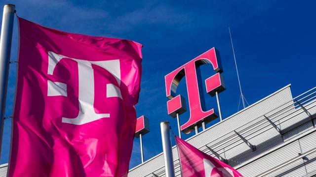 <b>Ce oferte propune Telekom utilizatorilor business în această vară? iPhone 11 sau Galaxy S20 gratuit la portare sau abonament nou</b>Utilizatorii din domeniul business și persoanele juridice se bucură după cum bine știți și de oferte speciale din partea operatorilor, de multe ori cu beneficii în planul tarifar și reduceri semnificative