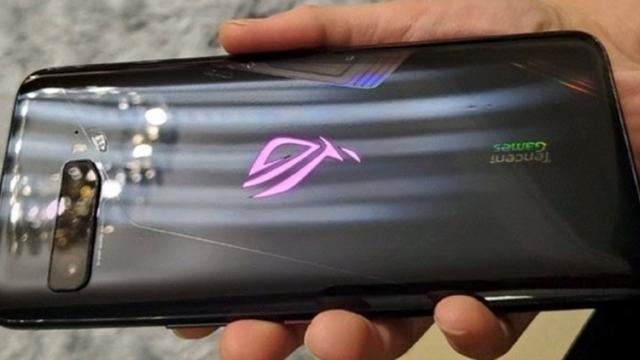 <b>ASUS ROG Phone 3 apare într-o fotografie hands on + câteva dotări scăpate: baterie de 6000 mAh, cameră triplă, CPU Snapdragon 865</b>Au început să se înmulţească scăpările legate de ASUS ROG Phone III, iar astăzi telefonul îşi dezvăluie designul într-o fotografie hands on, alături de specificaţii ajunse online. Zvonacul apreciat