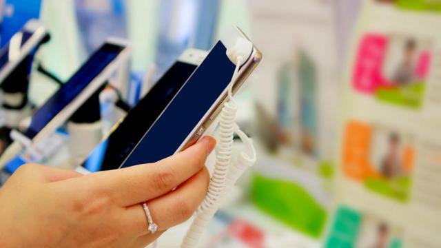 <b>eMAG te ajută să îți alegi viitorul smartphone; Include acum un configurator util pe site (disponibil și pentru televizoare, laptop-uri, etc)</b>Navigând printre ofertele celor de la eMAG am descoperit astăzi o funcționalitate nouă pe care retailerul a inclus-o pe site și anume un Configurator Telefoane prin care îți poți alege viitorul smartphone 