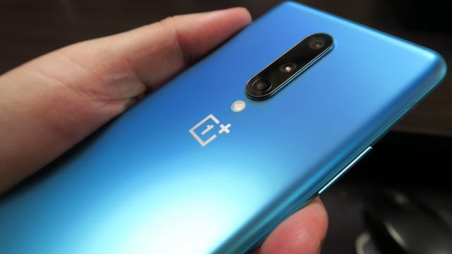 <b>OnePlus 8: Camera de 2019, ar fi fost impresionantă anul trecut, acum e doar OK</b>Din prima clipă când am văzut setup-ul foto al lui OnePlus 8 mi-am permis să strâmb din nas. 699 euro pentru aşa ceva? Parcă doream mai mult... Avem în faţă o cameră de 16 megapixeli, cu deschidere F2/.0, HDR şi filmare Full HD, decupata discret în..