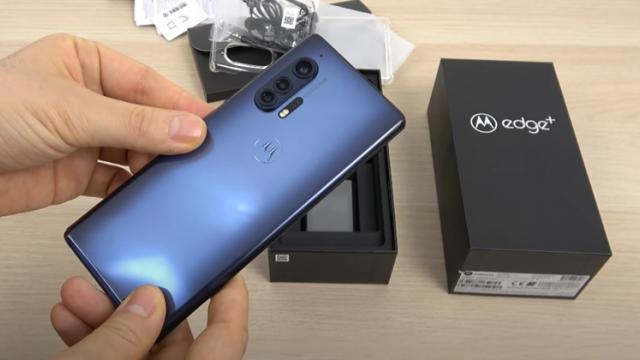 <b>Motorola Edge+ Unboxing: Primul flagship Motorola veritabil după 4 ani filmează 6K, încarcă wireless şi are CPU Snapdragon 865 (Video)</b>Atunci când l-am scos din cutie pe Motorola Edge la începutul lunii mulţi ne-au întrebat când vine în teste şi Motorola Edge+. Ei bine iată că a sosit şi flagshipul Motorola în redacţie şi l-am scos 