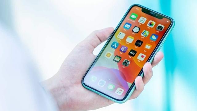 <b>iOS 14 Beta confirmă ecranul cu rată de refresh de 120Hz destinat lui iPhone 12 Pro; Aflăm cine produce ecranele modelelor iPhone 12</b>Aşa cum se întâmplă la fiecare mare lansare de platforma software pe mobil, ea aduce invariabil şi indicii despre terminale viitoare. Android 11 oferă indicii despre Pixel 5, iar iOS 14 Beta