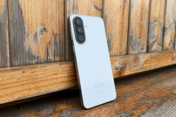 Samsung Galaxy A57: Design chiar atrăgător, subțire, ușor, muchii slim în jurul ecranului și un efect translucid pentru cameră