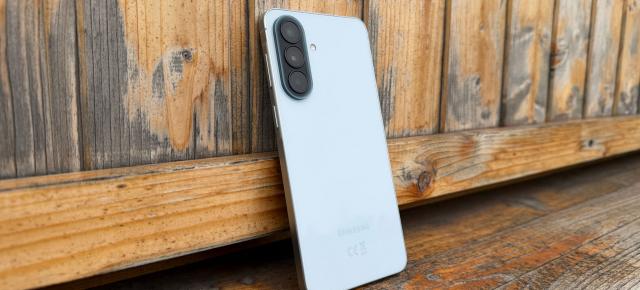 Samsung Galaxy A57: Design chiar atrăgător, subțire, ușor, muchii slim în jurul ecranului și un efect translucid pentru cameră