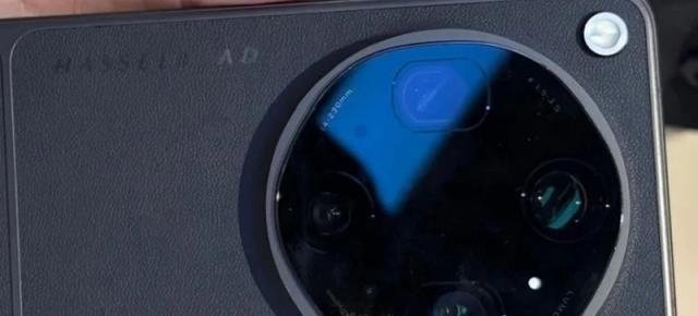 OPPO Find X9 Ultra fotografiat pe viu, cu o textură interesantă pentru spate; Piele, imitaţie?