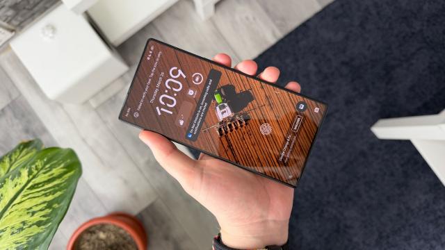 <b>Redmagic 11 Air: Display-ul ideal pentru consum multimedia și gaming, mare, muchii subțiri și nici un decupaj vizibil</b>La fel ca și la predecesor, Redmagic 11 Air propune un ecran spectaculos unde decupajele selfie nu există. Camera este sub ecran și reprezintă sacrificiul făcut pentru o experiență de gaming fără de obstacole vizuale să spunem