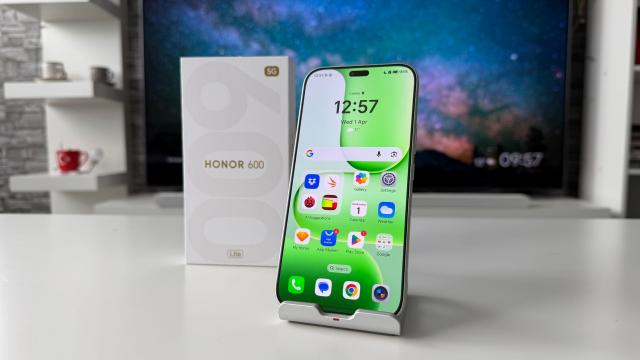 <b>HONOR 600 Lite Unboxing: telefon cu blitz frontal, la care nu îţi pasă dacă spargi ecranul </b>Credeam că ştiu tot despre HONOR 600 Lite, când am citit lista de specs de pe web, dar iată că am aflat ceva nou. La evenimentul local ţinut de HONOR pe 27 martie am aflat că acest telefon are şi blitz frontal, nu doar 