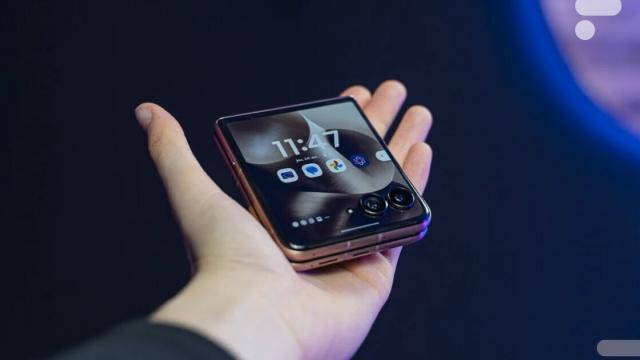 <b>Motorola Razr 70 ar putea debuta în primăvara lui 2026: design premium și specificații de top</b>Piața telefoanelor pliabile continuă să evolueze rapid, iar Motorola Razr 70 se pregătește să fie unul dintre cele mai interesante lansări din 2026. Conform informațiilor apărute recent din certificări și surse din industrie, dispozitivul ar putea fi 