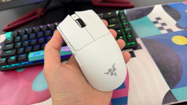 <b>Prezentare RAZER Viper V4 Pro: Mouse-ul care îți aduce victorii în competiții eSports, cu 50000 DPI, 8000 Hz pooling rate și multă personalizare</b>Anul 2026 se anunță unul grandios pentru gaming și cu jocuri precum Crimson Desert deja în topul preferințelor în această primăvară și tabăra gamerilor de PC are ce juca, asta pe lângă clasicele titluri competitive