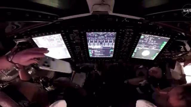 <b>Ce telefoane au dus astronauţii de pe Artemis II în spaţiu?</b>NASA a deschis un capitol neașteptat şi nou odată cu misiunea Artemis II pornita ieri. Astfel, pentru prima dată, astronauții americani pot lua cu ei smartphone-uri personale într-o misiune spațială. Iar Artemis II, lansată 