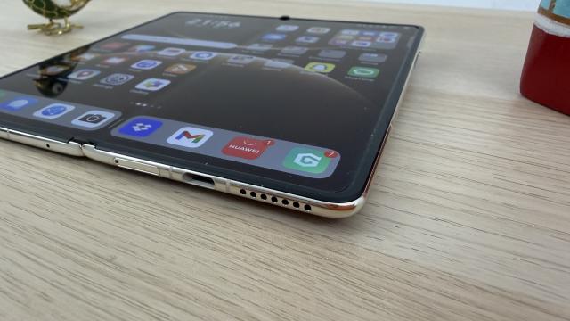 <b>Primele detalii despre Huawei Mate X8 ies la iveală; Ce ne rezervă viitorul pliabil carte?</b>În noiembrie anul trecut apărea vestea că HUAWEI ar putea sări peste Mate X7 și să ne ofere direct un Mate X8, dar nu au stat chiar așa lucrurile, pentru că la scurt timp de la acea știre sosea X7-le care a primit ulterior și recenzia 