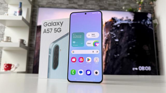 <b>Samsung Galaxy A57 review detaliat în limba română (evaluare Mobilissimo)</b>Primăvara vin nu doar flagship-uri, ci și noile modele mid-range, iar Samsung a venit la mijloc de martie cu două propuneri interesante - Galaxy A37 și Galaxy A57. Astăzi este doar despre Samsung Galaxy A57, subiectul acestei recenzii