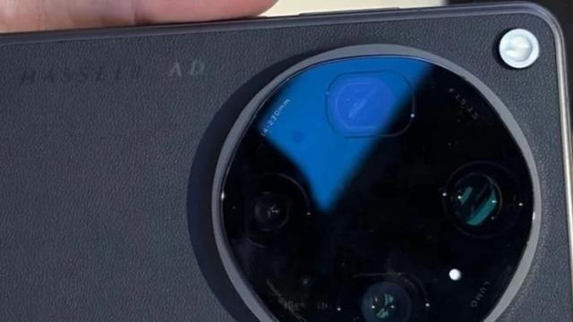 <b>OPPO Find X9 Ultra fotografiat pe viu, cu o textură interesantă pentru spate; Piele, imitaţie?</b>OPPO Find X9 Ultra are deja confirmat debutul în China pentru data de 21 aprilie şi a primit şi o scăpare legată de procesor recent. Acum îl vedem în sfârşit în fotografii pe viu şi cu o textură interesantă a spatelui

