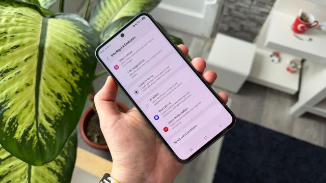 <b>Samsung Galaxy A37: OS UI cu suită Awesome Intelligence ascunsă prin setări, 6 actualizări majore Android</b>Începem cu ceea ce contează și anume faptul că Samsung Galaxy A37 va primi 6 actualizări majore Android și 6 ani de actualizări software de securitate, fix precum fratele său A57. Avem aici OneUI 8.5 cu Android 16 alături