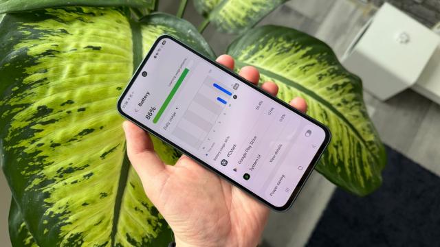 <b>Samsung Galaxy A37: Baterie care tânjește după tehnologia Si/C</b>Am ajuns și la baterie, o unitate familiară, aceeași de 5000 mAh de la predecesor și cu alimentare la 45W pe fir. Samsung nu este încă pregătită pentru marea trecere la Si/C și este păcat pentru că telefoanele sale rămân în urma rivalilor