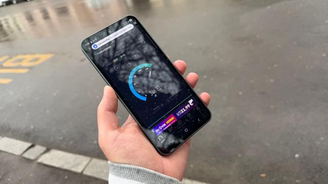 <b>Samsung Galaxy A37: Conectivitate 5G și WiFi, dar un modem celular nu foarte potent</b>Samsung Galaxy A37 ne aduce acces la conectivitate 5G, WiFi 6 și avem portul USB Type-C 2.0 la bază. Pentru localizare ne bazăm pe GPS, GLONASS, Beidou, Galileo și QZSS. Telefonul oferă Bluetooth 5.3 și nu urcă la Bluetooth 6.0 precum 