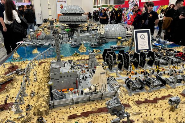 Cea mai mare dioramă LEGO din lume a fost în Bucureşti în weekend la Comic Con (Video)