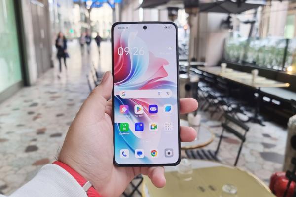 OPPO Reno11 F 5G: Display generos, plat, luminos, cu margini înguste ca pe flagship-uri