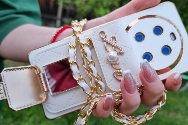 Prezentare Cubot Hafury Meet: Smartphone-ul care se transformă instant într-o gentuță fashion pentru domnișoare (are chiar și oglindă încorporată)