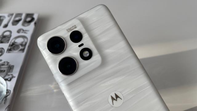 <b>Motorola Edge 50 Pro: Rezultate benchmark peste Galaxy A55, Honor 90 și alte modele mid-range noi, dar sub predecesor</b>Motorola Edge 50 Pro nu mai este atât de "Pro" precum predecesorul său, fiind luată o decizie neașteptată de către Motorola, aceea de a schimba hardware-ul semnificativ. Acum noul model face parte din zona mid-range, pe când