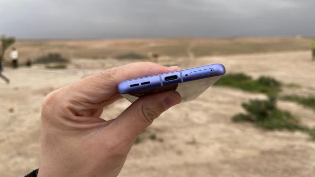<b>Motorola Edge 50 Pro: Conexiuni 5G foarte rapide, NFC</b>Suita de conectivitate oferită de Motorola Edge 50 Pro este mai mult decât cuprinzătoare și începe de la 5G, continuând cu Wi-Fi 6e tri-band, Wi-Fi Direct, Bluetooth 5.4 (A2DP, LE) plus localizare GPS, GLONASS, GALILEO, BDS, QZSS 