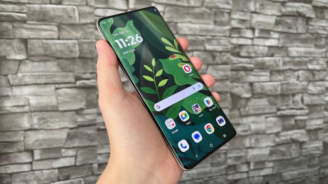 <b>Motorola Edge 50 Pro: Noua interfață Hello UX este mai prietenoasă vizual, avem și funcții de continuitate + 3 ani de update Android</b>Motorola Edge 50 Pro vine cu Android 14 preinstalat din fabrică și dacă sunteți curioși, varianta de teste a sosit la pachet cu patch-urile de securitate pe luna martie 2024. Va primi 3 ani de actualizări majore Android și 4 ani de actualizări 