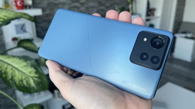 <b>ASUS Zenfone 11 Ultra review detaliat în limba română (Evaluare Mobilissimo)</b>ASUS a lansat în ultimii ani modele ca Zenfone 8, Zenfone 9, iar în 2023 a sosit și un Zenfone 10, readucând în lumea telefoanelor Android conceptul de flagship puternic și compact. În 2024 pare că ne luăm adio de la acest format, compania alegând