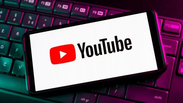 <b>YouTube primește funcții AI care te feresc de clickbait; Cum funcționează?</b>Google încearcă să aducă funcții AI interesante în cât mai multe dintre produsele sale. Recent am aflat că e în pregătire un abonament pentru motorul său de căutare, iar în Gmail, Docs și alte servicii și-au făcut deja apariția funcțiile bazate