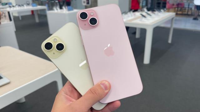 <b>iPhone 17 Plus va sosi cu un ecran mai mic; Dezvoltarea seriei iPhone 17 are loc în... India?</b>După ce am tot auzit că unele modele din seria iPhone 16 vor cunoaşte o creştere în diagonală, azi apare un zvon ceva mai ciudat, care spune că iPhone 17 Plus, model din 2025 va primi un ecran mai mic. În plus, sursa pare 