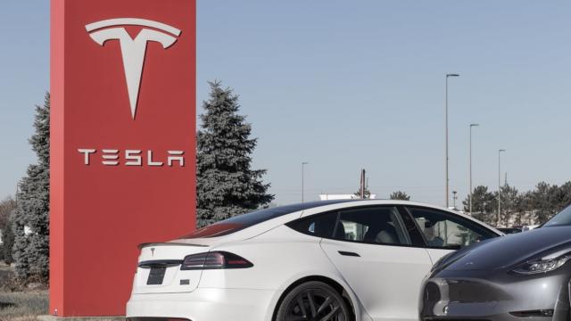 <b>Tesla a redus prețurile vehiculelor sale electrice în China, Germania și SUA</b>Încă din 2023 Tesla simte o amenințare serioasă din partea companiilor chineze de automobile, astfel că au avut loc reduceri substanțiale în cazul prețurilor automobilelor din portofoliu. O nouă schimbare apare acum în mai multe regiuni cheie