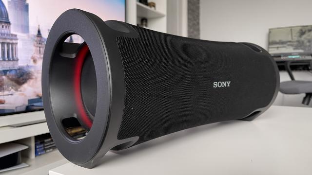 <b>SONY ULT FIELD 7 Review: mega boxa portabilă de luat la grătarul de 1 mai, cu autonomie neașteptat de bună, bas și extra funcționalități</b>La mijloc de primăvară și cei de la Sony au avut noutăți interesante de prezentat, de această dată fiind vorba despre produse audio care inaugurau seria Ult, o prescurtare de la Ultimate, semn că avem de-a face cu soluții de streaming 
