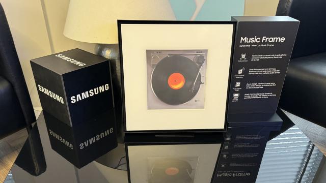 <b>Samsung Music Frame a venit în România: boxa care te lasă... tablou (Video)</b>Samsung a adus în România şi un alt tip de produs decât cele cu care suntem obişnuiţi şi anume un... Music Frame. Avem de-a face aici cu o boxă deghizată în tablou, sau mai bine zis un tablou care are şi rol de boxă